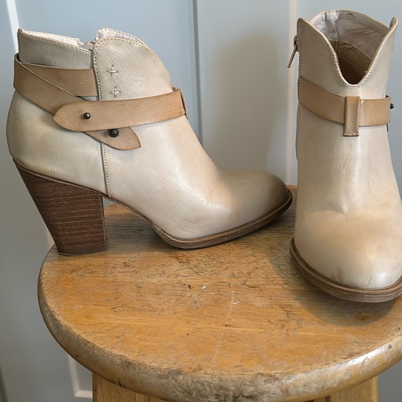 SZ 9 M, Beige Ankle Boots. Adjustable straps - Picture 5 of 6
